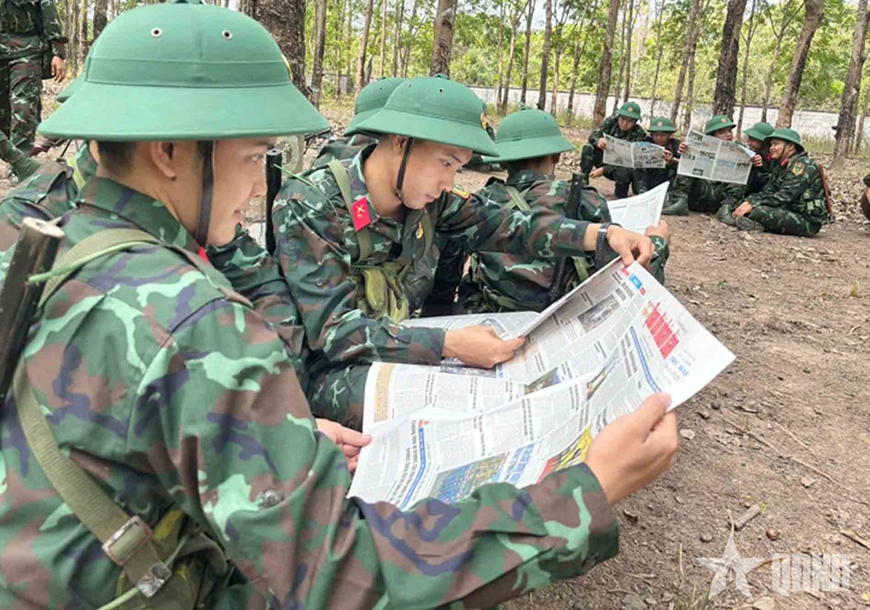 Phút thư giãn bổ ích của chiến sĩ mới trên thao trường